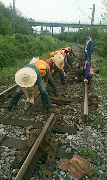 3.株洲洁净煤公司员工更换铁轨.jpg